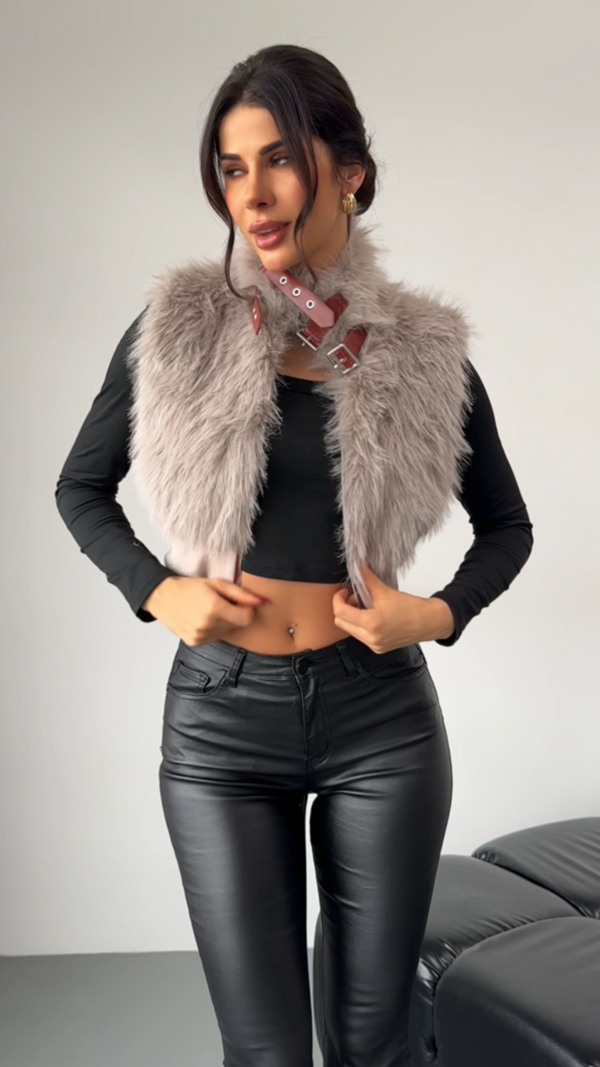 Fashionable top with sleeveless fur zipper and metal leather buckle